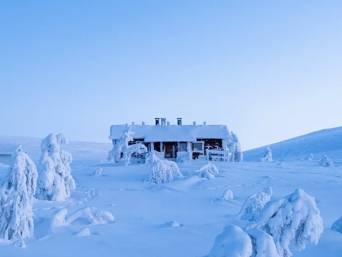 Wildernishut in de sneeuw tijdens de Lapland Experience