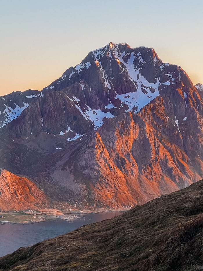 Wildkamperen met tent op een afgelegen strand tijdens de Lofoten Crossing