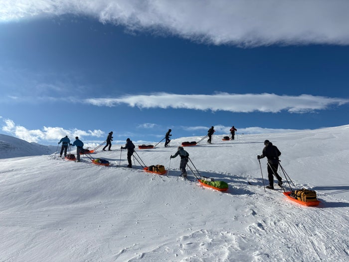 Winterexpeditie over de Kungsleden met pulkaslee door de sneeuw van Zweeds Lapland