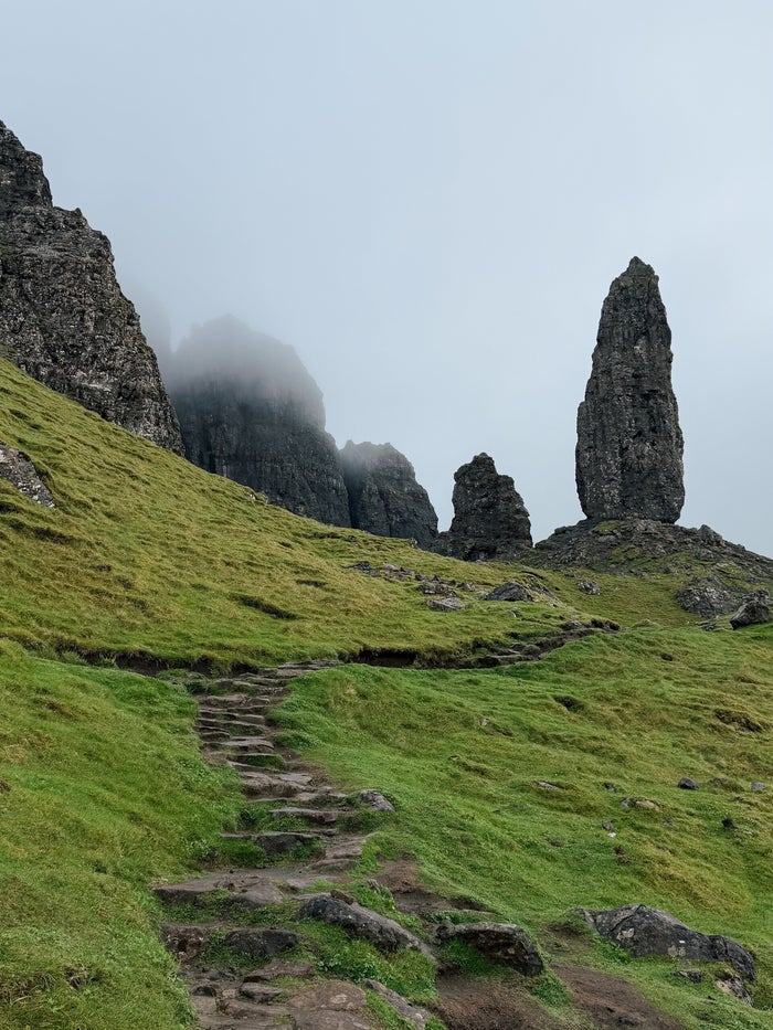 Dramatische wolkenlucht boven de bergen van Isle of Skye