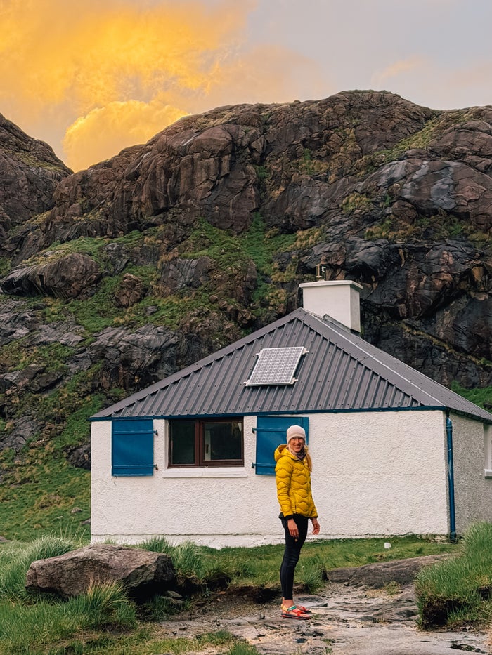 Wandelaars pauzeren met uitzicht over de Cuillin-bergen