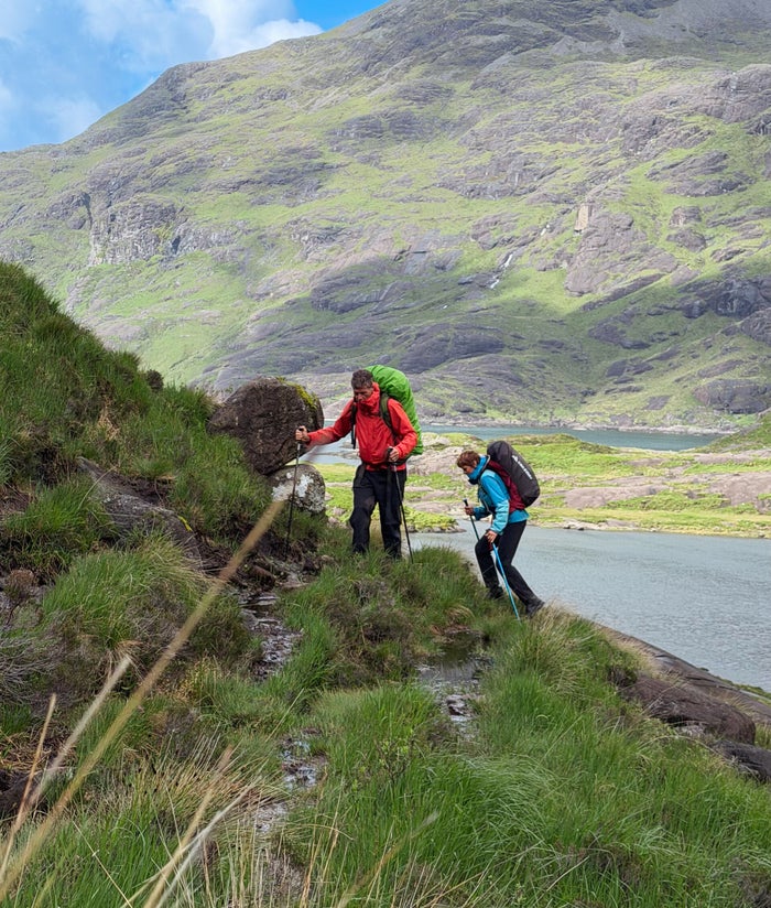 Uitzicht over Loch Coruisk tijdens de huttentocht op de Isle of Skye