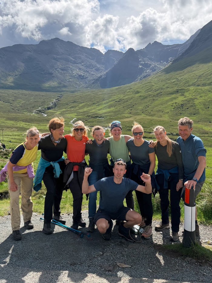 Wandelaars pauzeren met uitzicht over de Cuillin-bergen