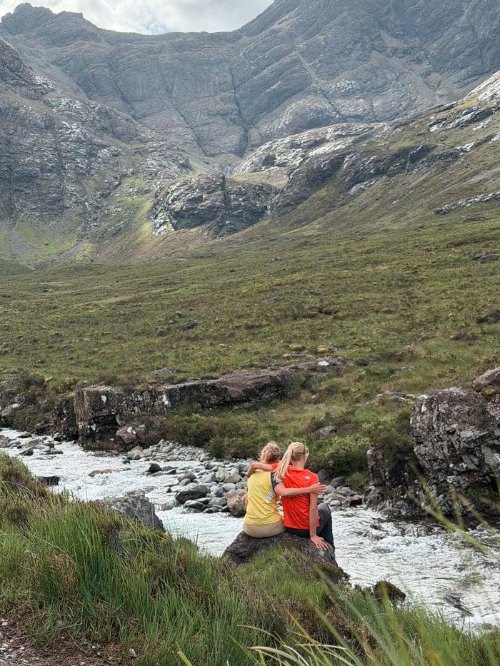 Wandelaars navigeren over de rotsplateaus van The Quiraing