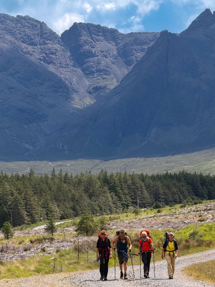 Wandelen door het ruige landschap van Isle of Skye
