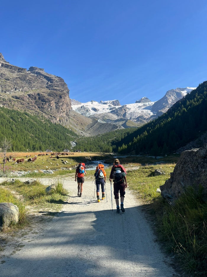Berggids van Via Nomade legt de route uit tijdens de Aosta-beginnerstocht