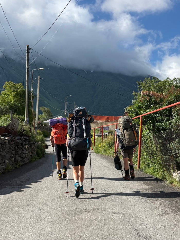 Wandelgroep van Via Nomade op een bergpad in de Georgische Kaukasus (2)