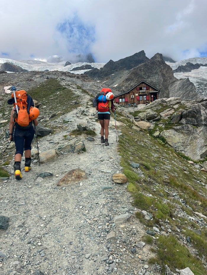 Wandelgroep van beginners op een bergpad in het Aostadal (2)