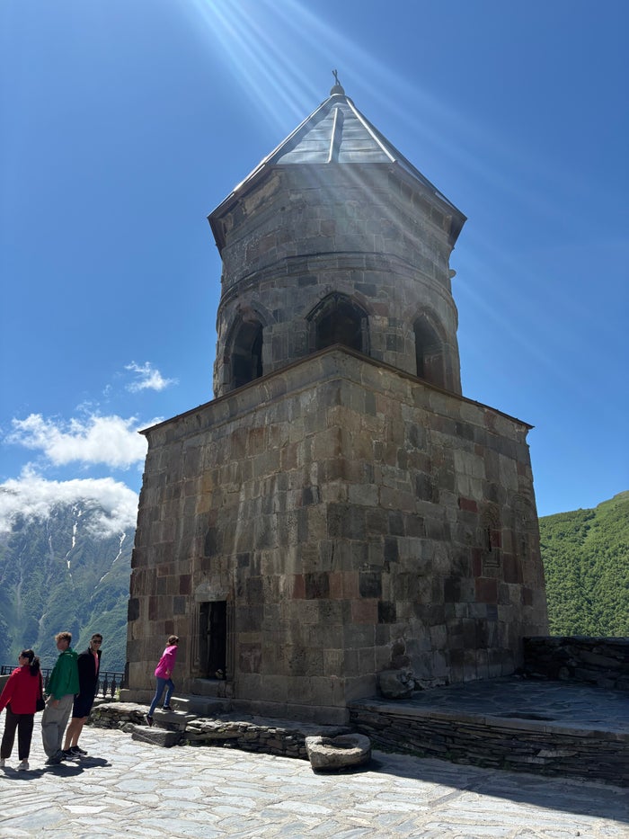 Georgisch bergkerkje langs de trekkingroute door de Kaukasus
