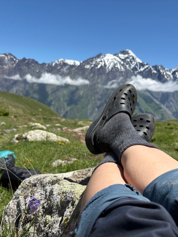 Wandelaars pauzeren met uitzicht op de Kazbek tijdens de trektocht