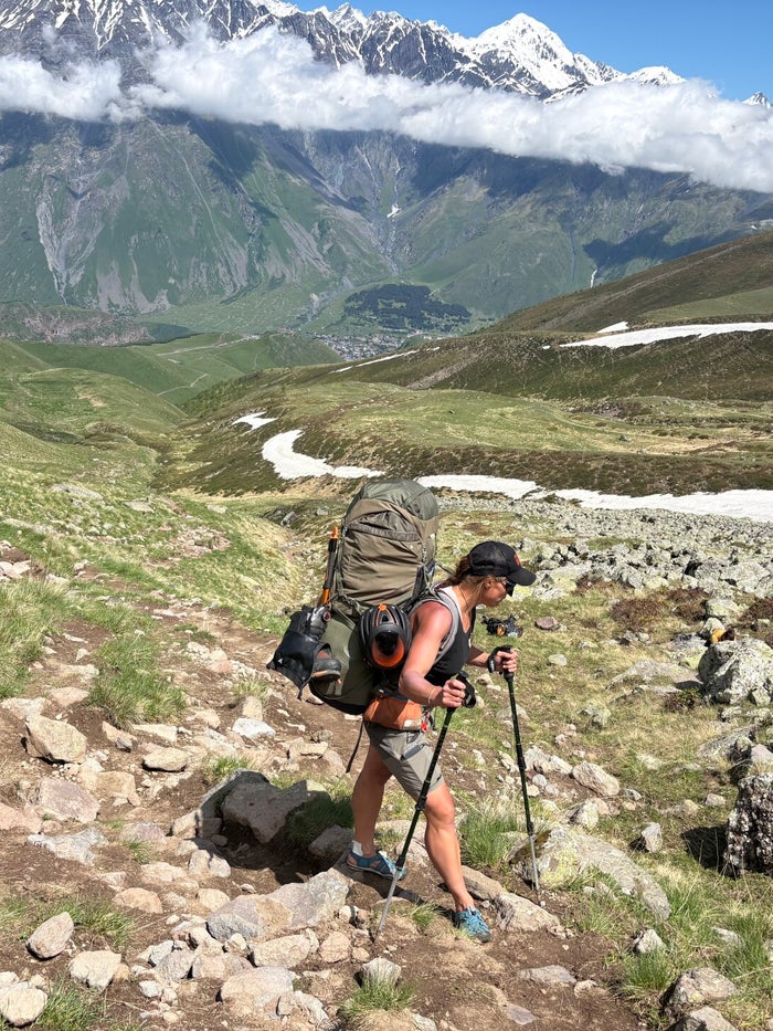 Wandelaars pauzeren met uitzicht op de Kazbek tijdens de trektocht
