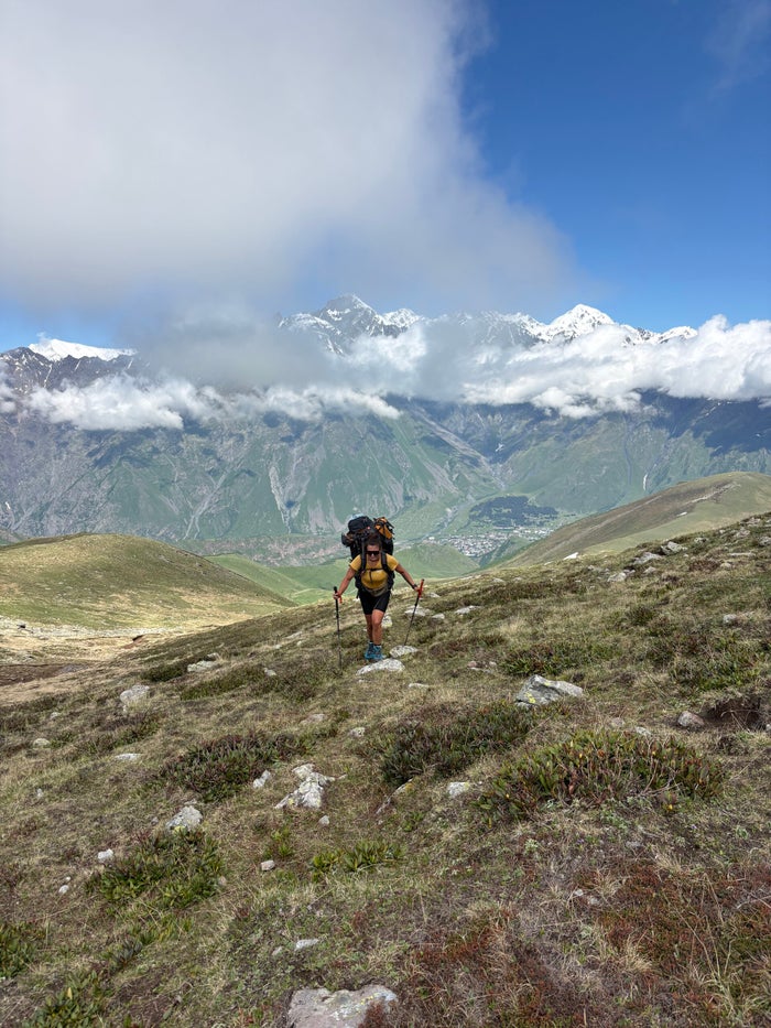 Wandelgroep van Via Nomade op een bergpad in de Georgische Kaukasus