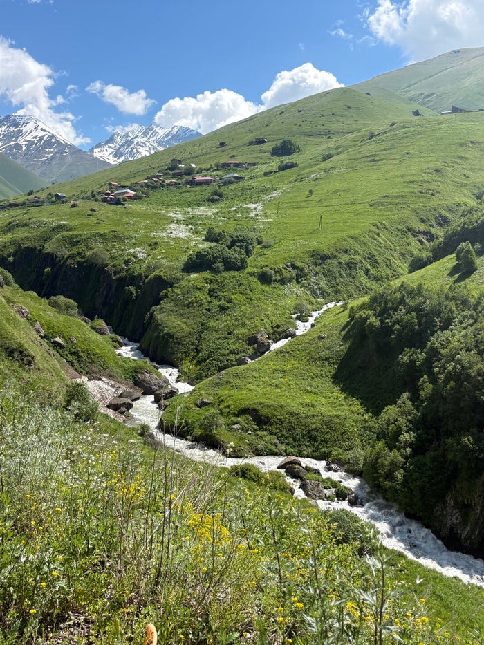 Overnachten in eenvoudige berghutten tijdens de trektocht door de Kaukasus