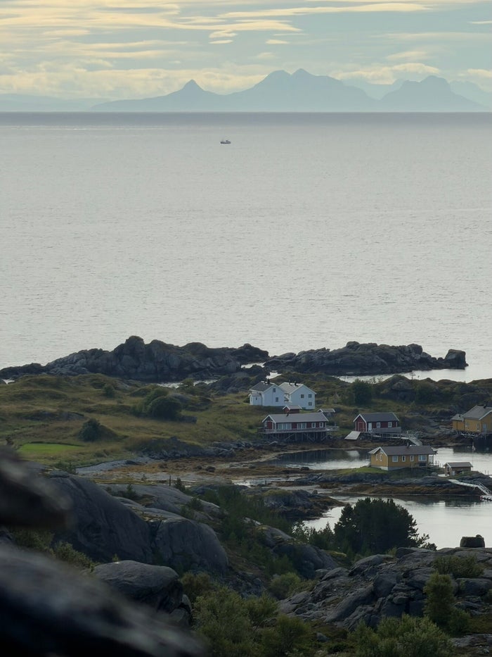 Tentenkamp aan het water tijdens een wildkampeernacht op de Lofoten