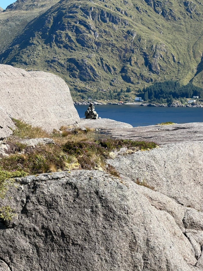 Kleurrijke lucht tijdens de middernachtzon op de Lofoten