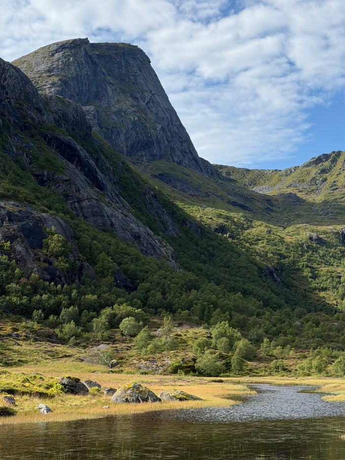 Kleurrijke lucht tijdens de middernachtzon op de Lofoten