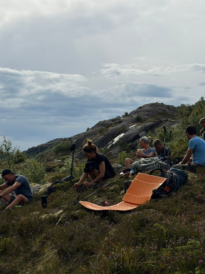 Wandeling naar het afgelegen Kvalvika Beach tijdens dag 6 van de trektocht