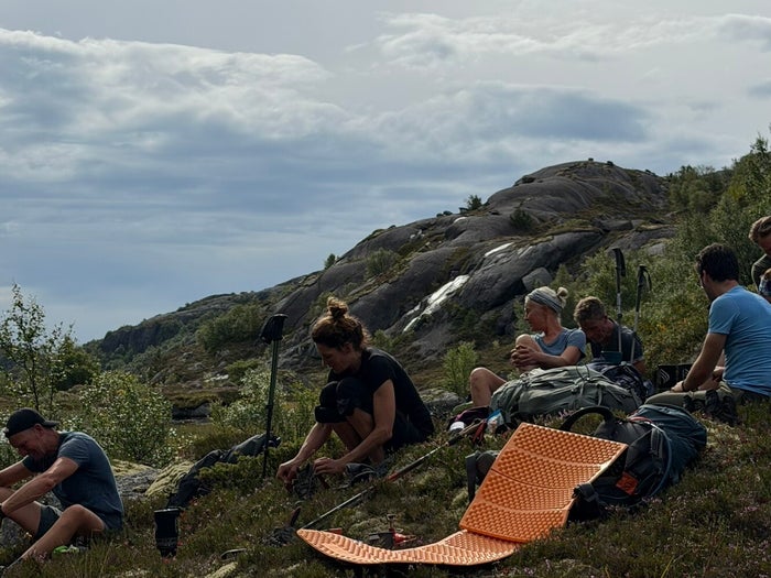Wandeling naar het afgelegen Kvalvika Beach tijdens de trektocht over de Lofoten