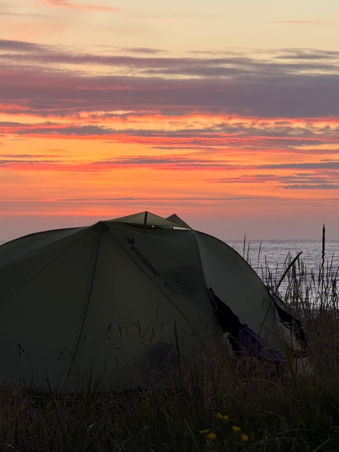 Backpacken met tent tijdens de Lofoten Crossing, met begeleiding van een Via Nomade-gids