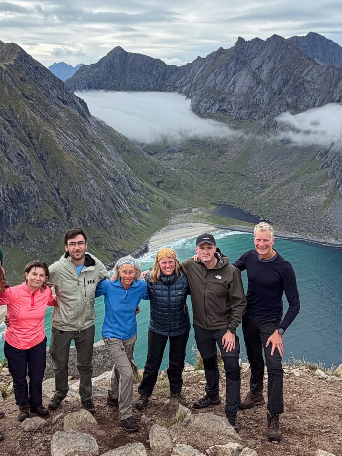 Steile bergtoppen die recht uit zee oprijzen op de Lofoten-eilanden