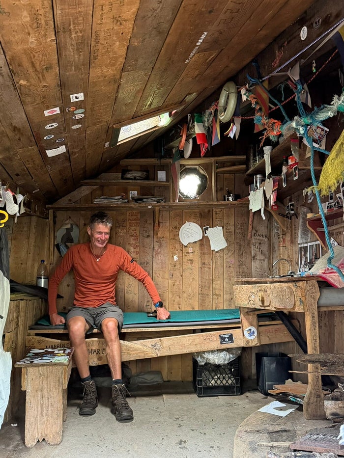 Wandelaars rusten uit met uitzicht over de Lofoten-bergen en zee, hut op Kvalika beach