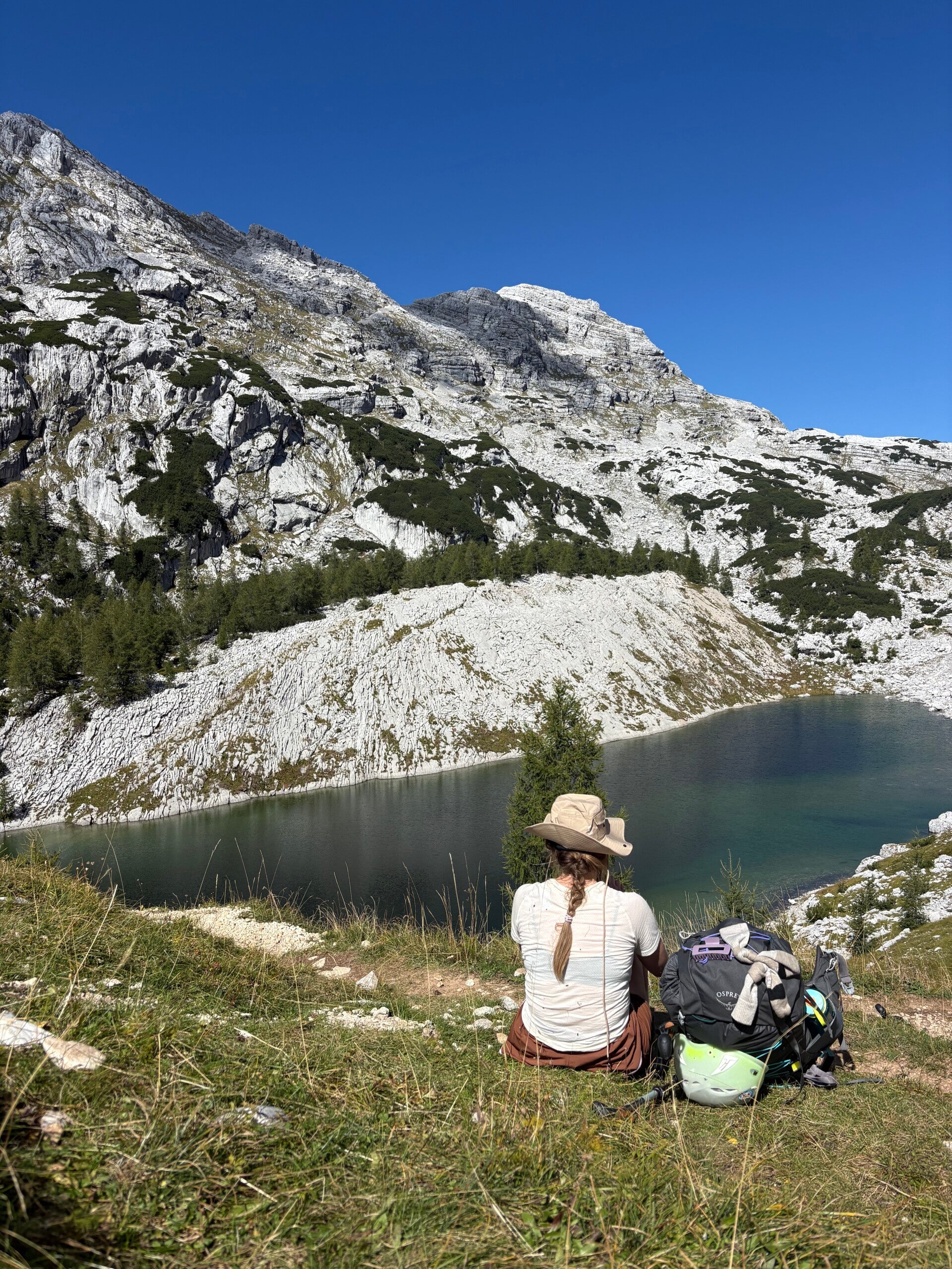 Wandelaars in de bergen tijdens de huttentocht richting de Triglav in Slovenië