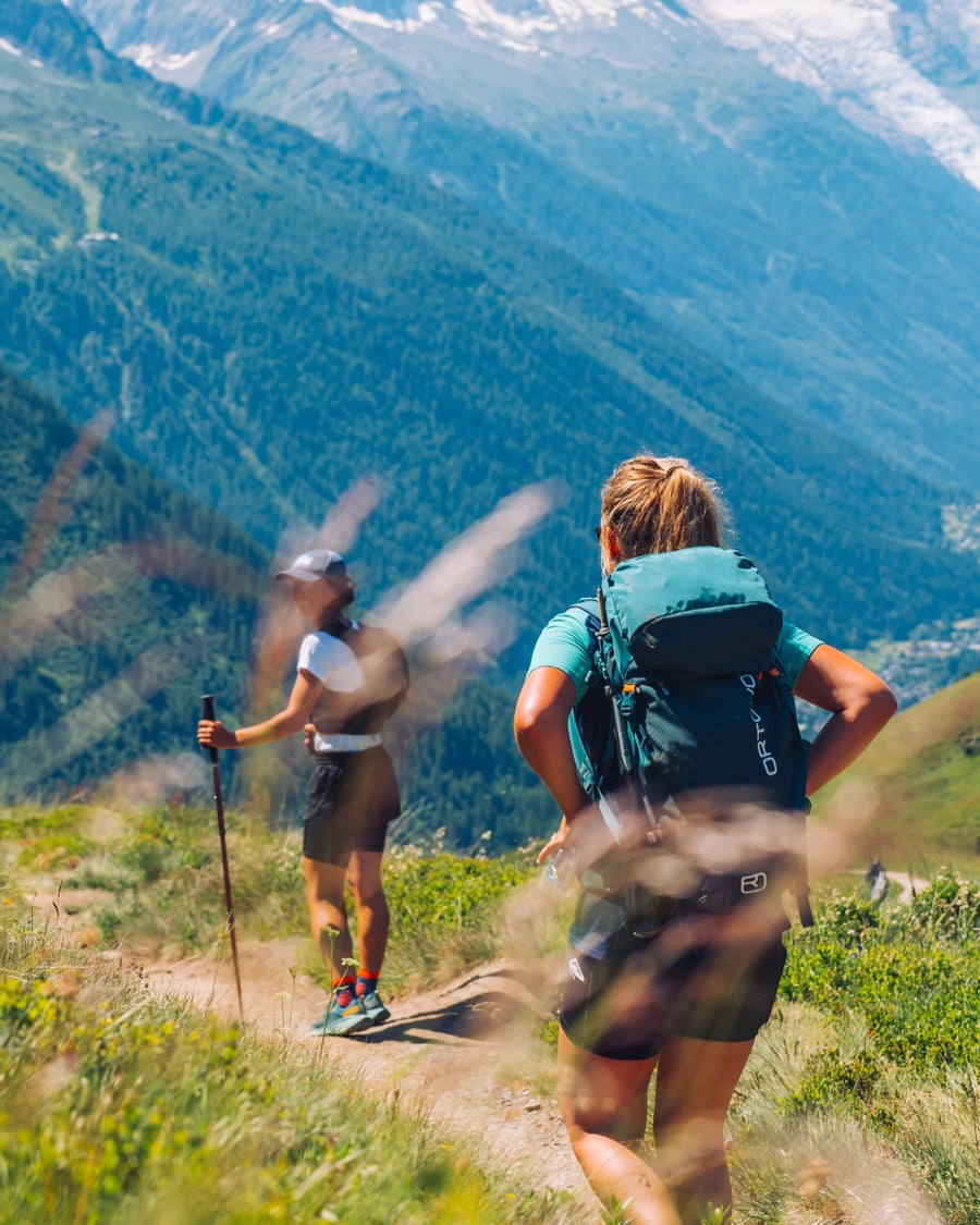 Anne en Sara, oprichters en bergwandelgidsen van Via Nomade, tijdens een wandeltocht in de bergen