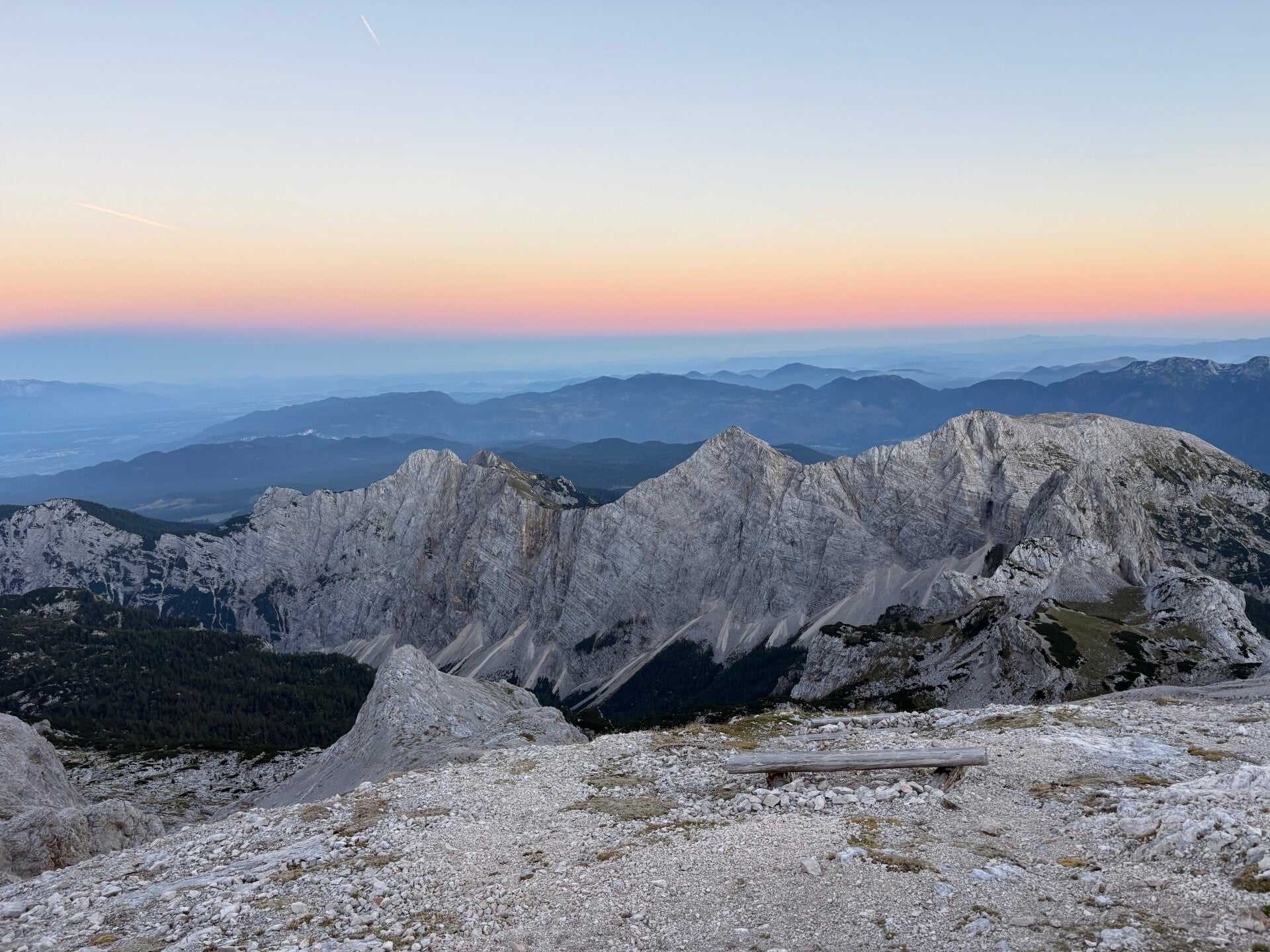 Afdaling naar de bergweides en bossen rond Planina Jezero
