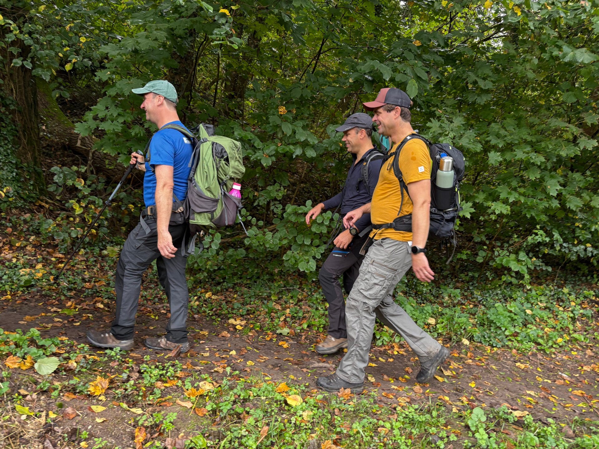 Wandelaars op het Dutch Mountain Trail tijdens de Heuvel Training van Via Nomade