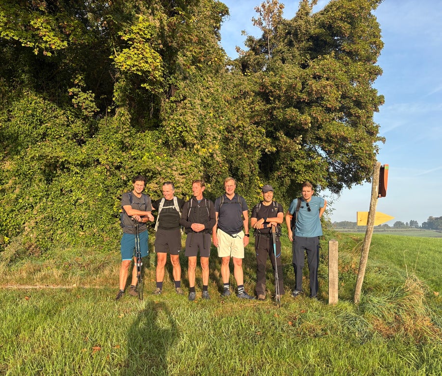 Wandelgroep van Via Nomade op de heuvels van Zuid-Limburg tijdens de Heuvel Training