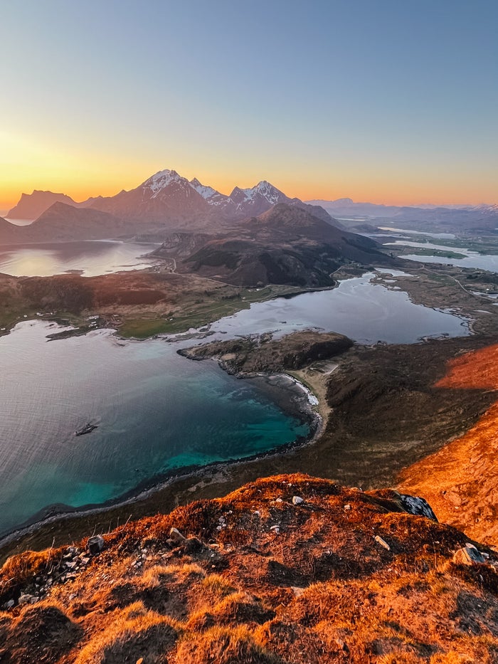 Steile bergtoppen die recht uit zee oprijzen op de Lofoten-eilanden