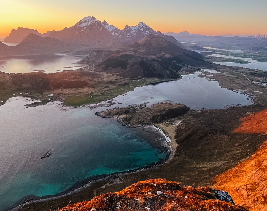 Trekkers lopen langs de dramatische kustlijn van de Lofoten tijdens de Lofoten Crossing