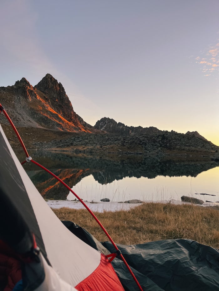 Kleurrijke lucht tijdens de middernachtzon op de Lofoten