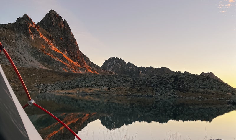 Zonsondergang tijdens de midzomernacht boven de Lofoten-eilanden