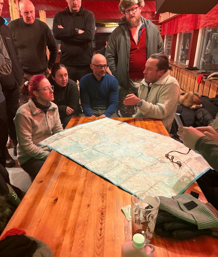 Persoonlijke begeleiding in een kleine groep tijdens de navigatiecursus