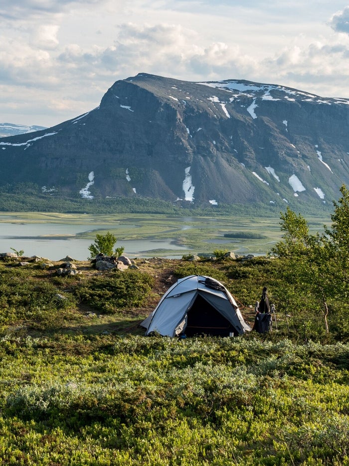 Tentenkamp bij een meer tijdens het wildkamperen langs de Kungsleden