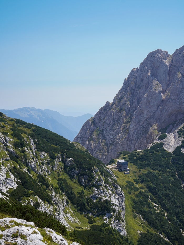 Panorama van de Julische Alpen tijdens de huttentocht in Slovenië
