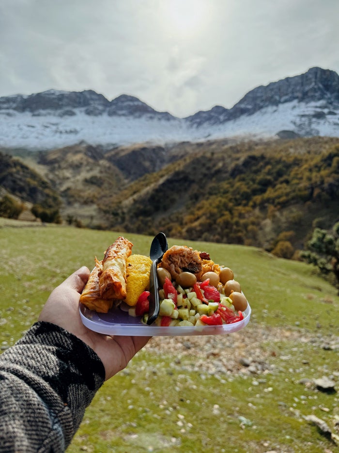 Wandelaars pauzeren met uitzicht op de Kazbek tijdens de trektocht
