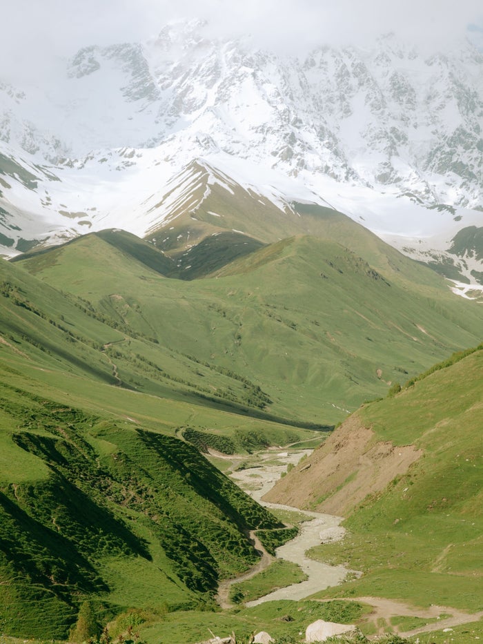 Weids berglandschap van de Kaukasus tijdens de trektocht door Georgië (4)
