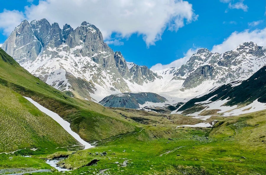 Ruig berglandschap van de Kaukasus tijdens een trektocht in Georgië