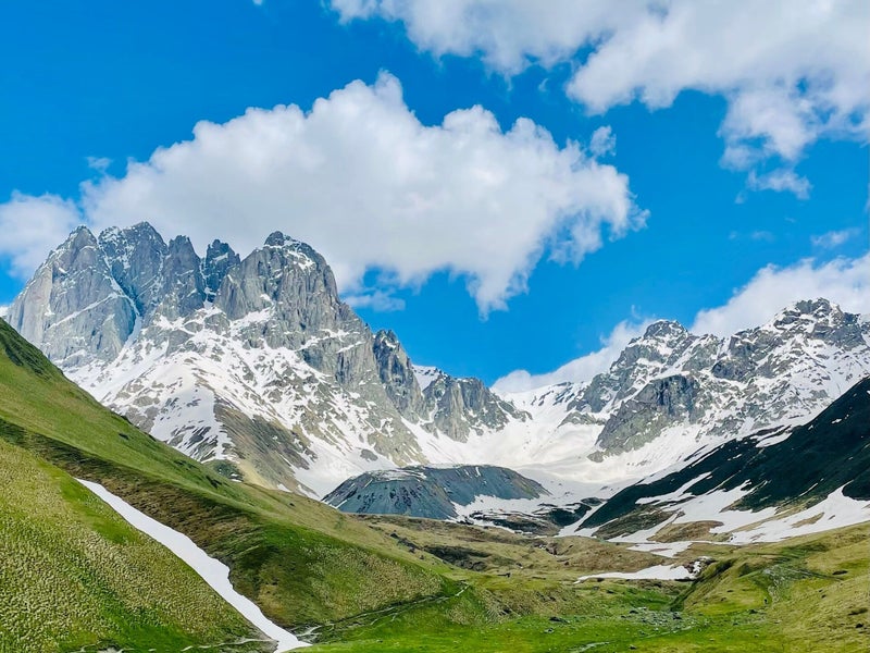 Ruig berglandschap van de Kaukasus tijdens een trektocht in Georgië