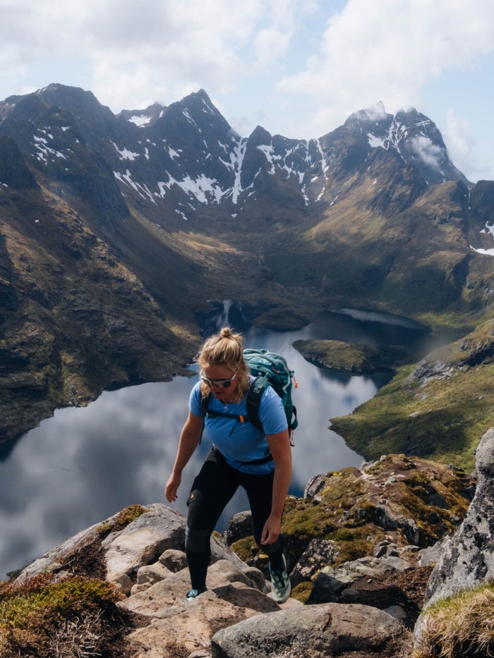 Wandelgroep van Via Nomade op een bergpad tijdens de Lofoten Crossing