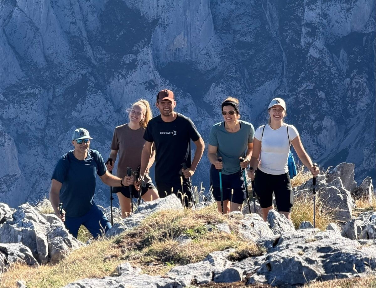 Wandelgroep op een bergkam tijdens de huttentocht door de Picos de Europa