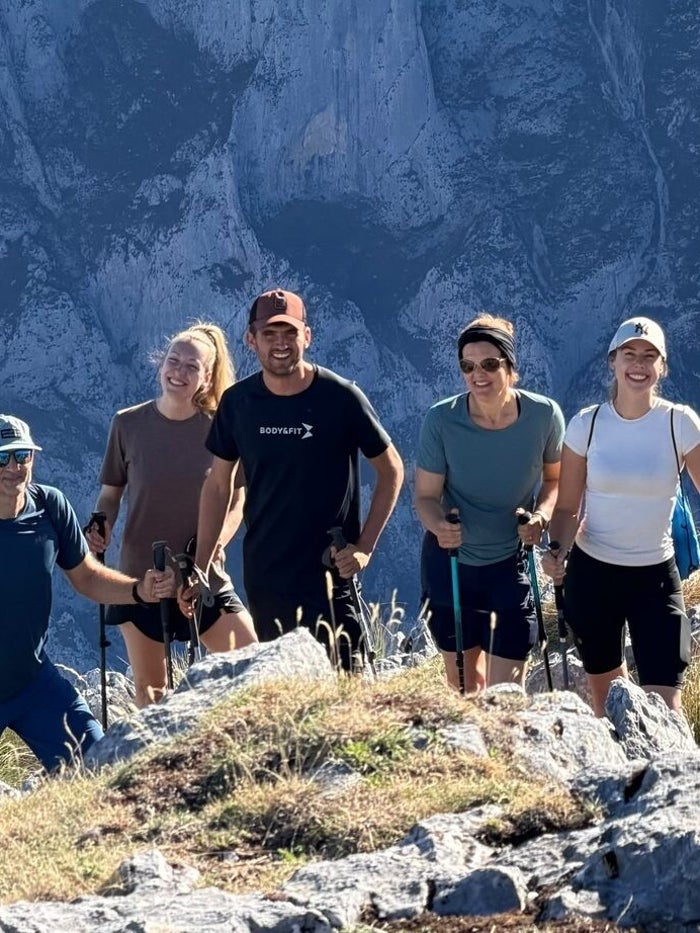 Wandelgroep op een bergkam tijdens de huttentocht door de Picos de Europa