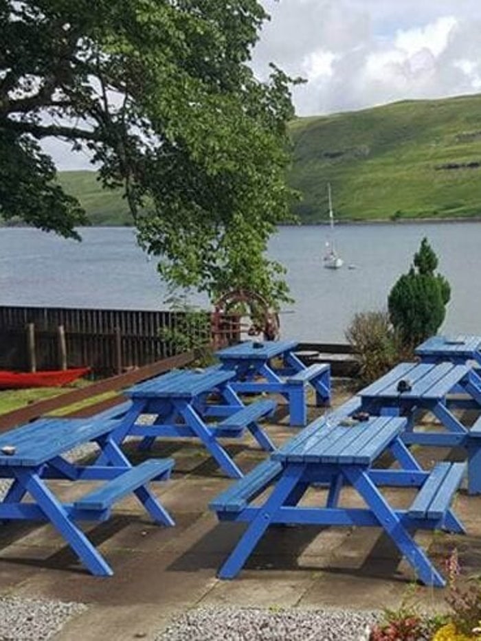 Wandelgroep van Via Nomade onderweg over een bergpad op Isle of Skye