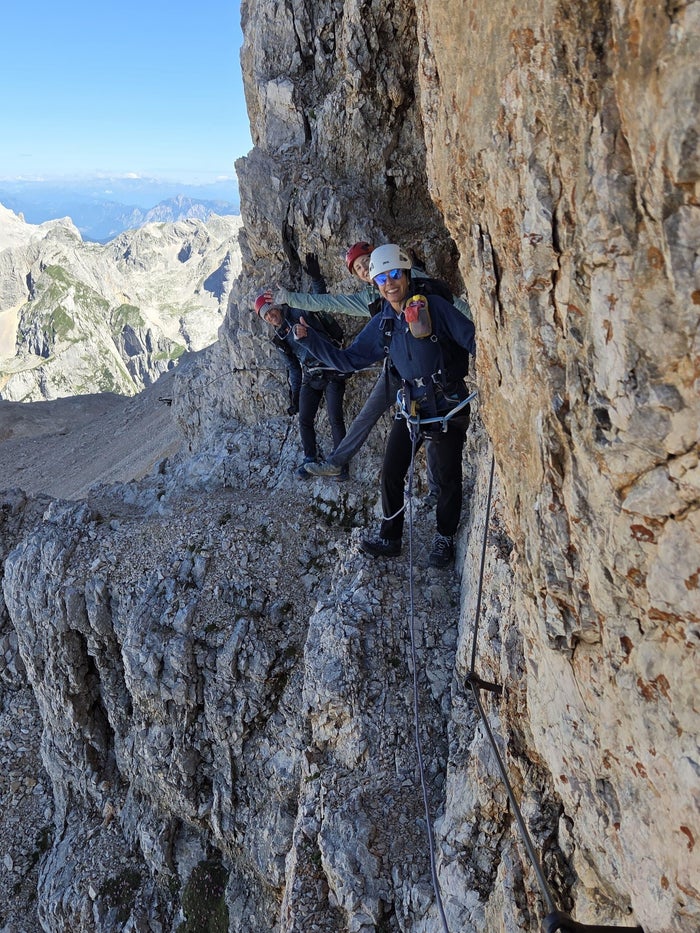 Wandelaars pauzeren met uitzicht op de Triglav