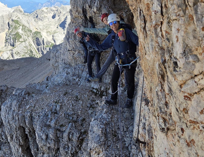 Klimmer met klimgordel en kabelsysteem tijdens de via ferrata naar de Triglav