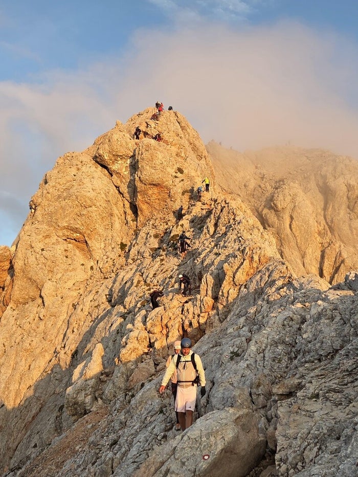 Bergtop in warm ochtendlicht tijdens de huttentocht in Slovenië