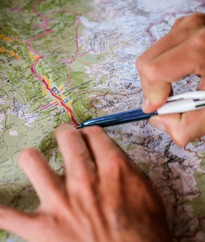 Cursist leert kaartlezen en kompasgebruik tijdens de Survival & Navigatie-cursus