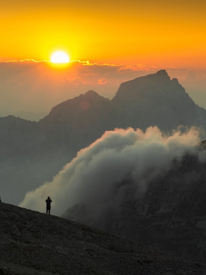 Wandelaars pauzeren met uitzicht op de Triglav